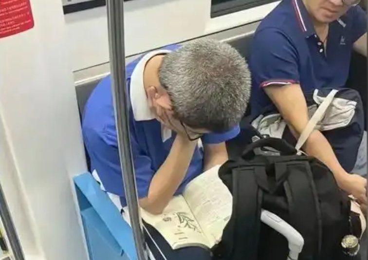 地铁上偶遇满头白发的高中生